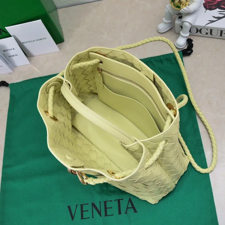 Batch 1860 B's 2023 spring and summer new model continues the brand's woven style with detailed metal knot switch buckles. This time, the shoulder straps are also made into tube weaves, showing different craftsmanship. The carrying method is versatile to create more different looks. Intrecciato woven leather small handbag, equipped with sliding crossbody strap. Internal compartments, including 1 zipper pocket and 2 open pockets with magnetic buckle closure. Size: 19*25*10.5cm, model: 7463#